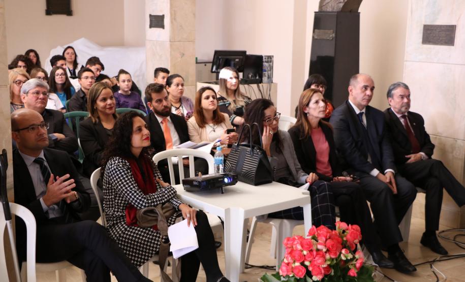 O Colégio Estadual do Paraná (CEP) e a Defensoria Pública do Estado do Paraná se uniram para promover o “Jovem Defensor”, um projeto acadêmico para formação específica na área de Direitos Humanos, dentro das disciplinas de Filosofia, Sociologia, História e Geografia.