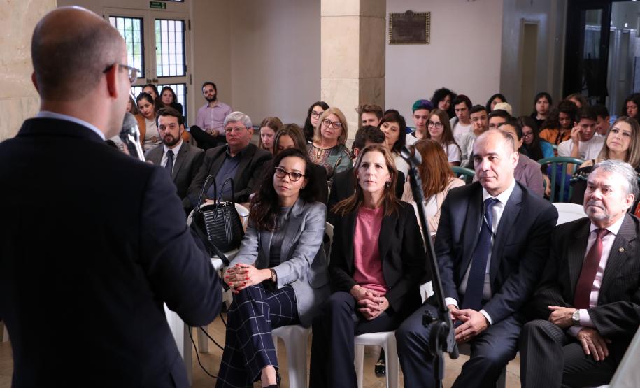 O Colégio Estadual do Paraná (CEP) e a Defensoria Pública do Estado do Paraná se uniram para promover o “Jovem Defensor”, um projeto acadêmico para formação específica na área de Direitos Humanos, dentro das disciplinas de Filosofia, Sociologia, História e Geografia.