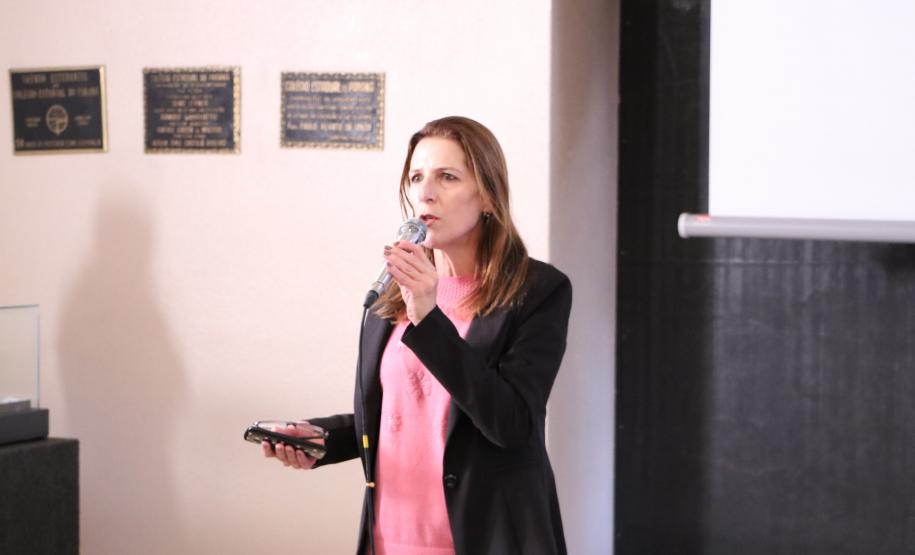 Jovem Defensor 3 O Colégio Estadual do Paraná (CEP) e a Defensoria Pública do Estado do Paraná se uniram para promover o “Jovem Defensor”, um projeto acadêmico para formação específica na área de Direitos Humanos, dentro das disciplinas de Filosofia, Sociologia, História e Geografia.