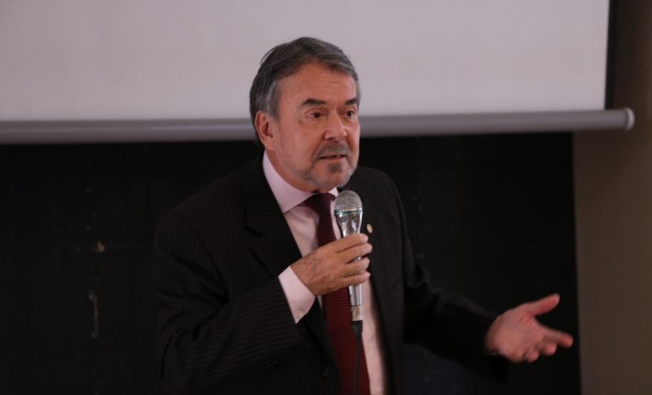 O Colégio Estadual do Paraná (CEP) e a Defensoria Pública do Estado do Paraná se uniram para promover o “Jovem Defensor”, um projeto acadêmico para formação específica na área de Direitos Humanos, dentro das disciplinas de Filosofia, Sociologia, História e Geografia.