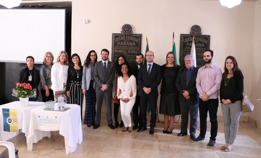 O Colégio Estadual do Paraná (CEP) e a Defensoria Pública do Estado do Paraná se uniram para promover o “Jovem Defensor”, um projeto acadêmico para formação específica na área de Direitos Humanos, dentro das disciplinas de Filosofia, Sociologia, História e Geografia.