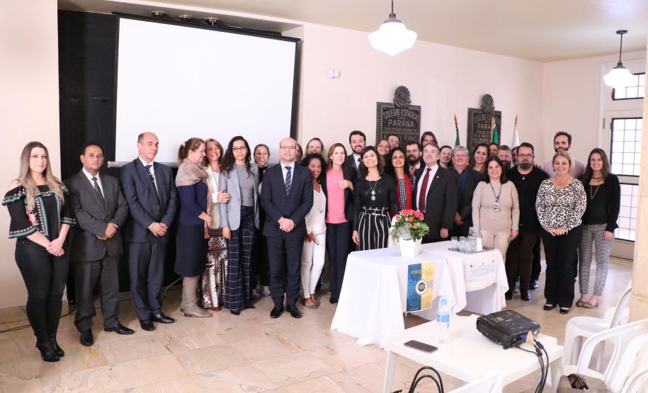 O Colégio Estadual do Paraná (CEP) e a Defensoria Pública do Estado do Paraná se uniram para promover o “Jovem Defensor”, um projeto acadêmico para formação específica na área de Direitos Humanos, dentro das disciplinas de Filosofia, Sociologia, História e Geografia.