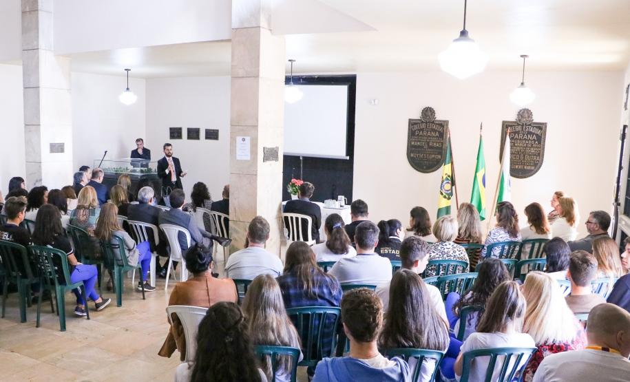 Jovem Defensor 6 O Colégio Estadual do Paraná (CEP) e a Defensoria Pública do Estado do Paraná se uniram para promover o “Jovem Defensor”, um projeto acadêmico para formação específica na área de Direitos Humanos, dentro das disciplinas de Filosofia, Sociologia, História e Geografia.