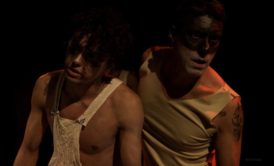 Incidente 3 A partir desta terça-feira (25), os estudantes que formam o grupo da Companhia Construcena (2°TT) começam a mostrar a peça “Incidente em Antares”, com direção de Sílvia Contursi e Hélio de Aquino. As apresentações desta turma vão até a próxima sexta-feira (28).