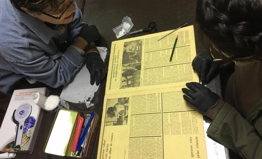 acervo 1 Resgatar 40 anos de memórias. Essa é uma tarefa colocada nas mãos da restauradora Camila Olegário, do Modulado de Acervo da Escolinha de Arte do Colégio Estadual do Paraná. Ela está trabalhando na recuperação dos exemplares da Revista Arte & Educação, cuja primeira edição foi lançada em setembro de 1970, no Rio de Janeiro (RJ).