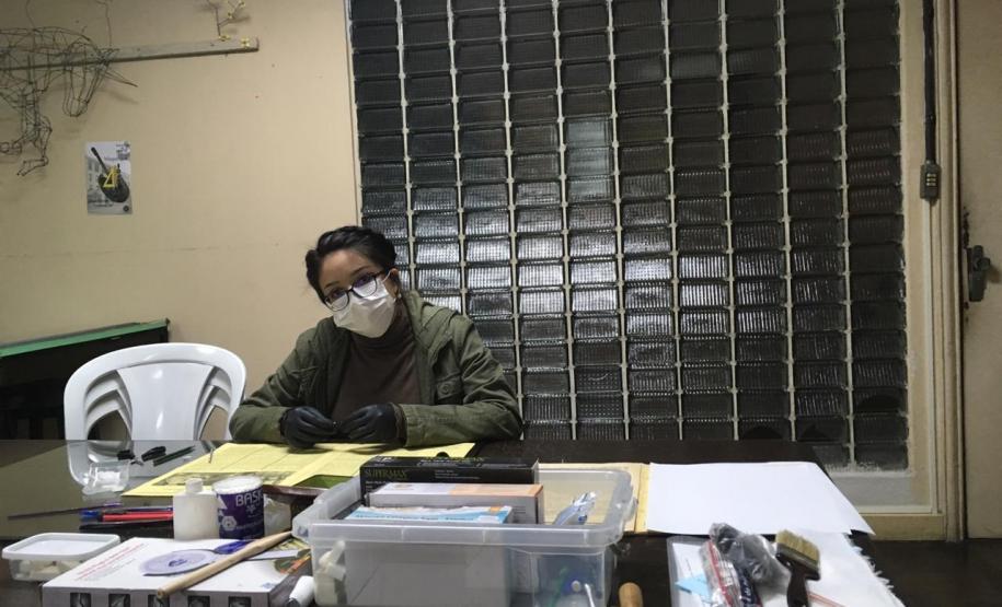 acervo 2 Resgatar 40 anos de memórias. Essa é uma tarefa colocada nas mãos da restauradora Camila Olegário, do Modulado de Acervo da Escolinha de Arte do Colégio Estadual do Paraná. Ela está trabalhando na recuperação dos exemplares da Revista Arte & Educação, cuja primeira edição foi lançada em setembro de 1970, no Rio de Janeiro (RJ).