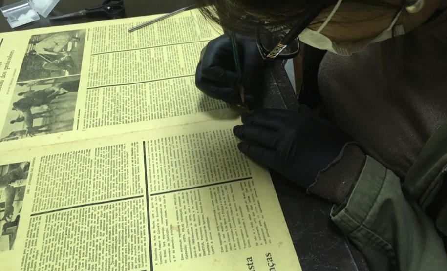 acervo 3 Resgatar 40 anos de memórias. Essa é uma tarefa colocada nas mãos da restauradora Camila Olegário, do Modulado de Acervo da Escolinha de Arte do Colégio Estadual do Paraná. Ela está trabalhando na recuperação dos exemplares da Revista Arte & Educação, cuja primeira edição foi lançada em setembro de 1970, no Rio de Janeiro (RJ).