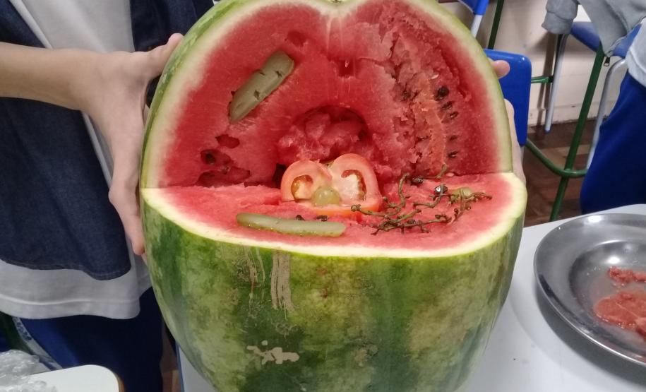 A montagem criativa faz parte da exposição de maquetes apresentadas pelos estudantes do 1° ano do Ensino Médio, que usou da atividade prática para representar as  células animal e vegetal no estudo da citologia.