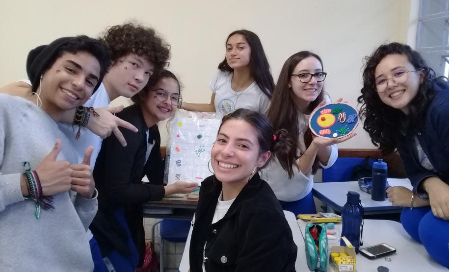 A montagem criativa faz parte da exposição de maquetes apresentadas pelos estudantes do 1° ano do Ensino Médio, que usou da atividade prática para representar as  células animal e vegetal no estudo da citologia.