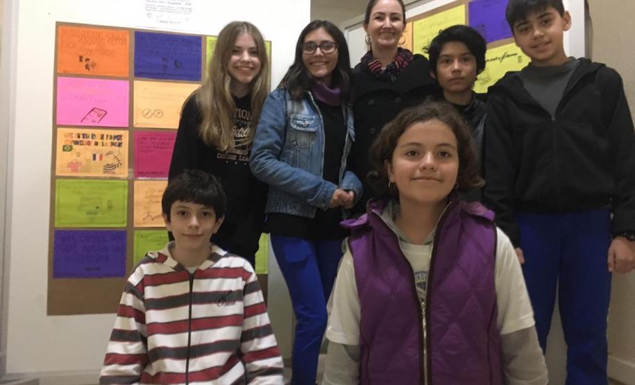 O uso das novas tecnologias foi o tema escolhido nas aulas de Língua Espanhola para promover o debate e a reflexão entre os alunos e alunas do 7° ano do Ensino Fundamental do Colégio Estadual do Paraná. Os estudantes concluíram suas atividades com a apresentação de suas ideias colocadas em cartazes, que foram fixados em murais disponibilizados no corredor do Colégio do prédio central (CEP-CEP).