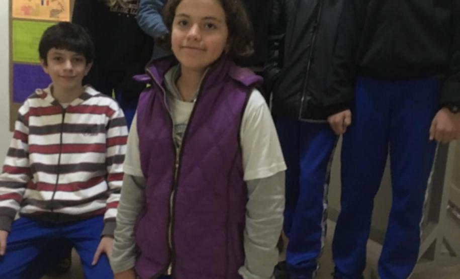 O uso das novas tecnologias foi o tema escolhido nas aulas de Língua Espanhola para promover o debate e a reflexão entre os alunos e alunas do 7° ano do Ensino Fundamental do Colégio Estadual do Paraná. Os estudantes concluíram suas atividades com a apresentação de suas ideias colocadas em cartazes, que foram fixados em murais disponibilizados no corredor do Colégio do prédio central (CEP-CEP).