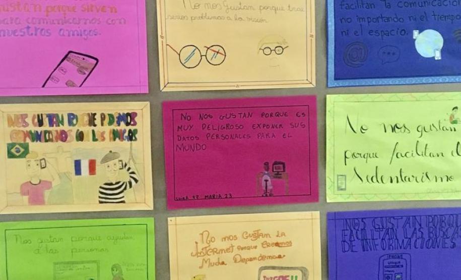 O uso das novas tecnologias foi o tema escolhido nas aulas de Língua Espanhola para promover o debate e a reflexão entre os alunos e alunas do 7° ano do Ensino Fundamental do Colégio Estadual do Paraná. Os estudantes concluíram suas atividades com a apresentação de suas ideias colocadas em cartazes, que foram fixados em murais disponibilizados no corredor do Colégio do prédio central (CEP-CEP).