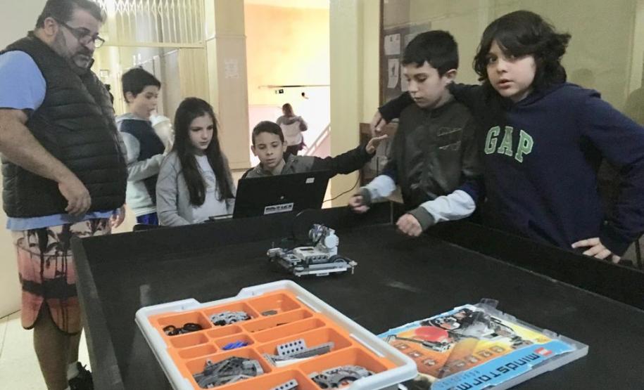 Robótica 1 Em oficinas de robótica, estudantes criam protótipos inteligentes