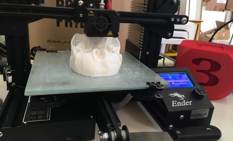Robótica 7 Outra novidade encontrada nas aulas de robótica do CEP são as impressoras em 3D. São dois equipamentos disponibilizados aos alunos e alunas para o desenvolvimento de projetos para construir objetos tridimensionais.