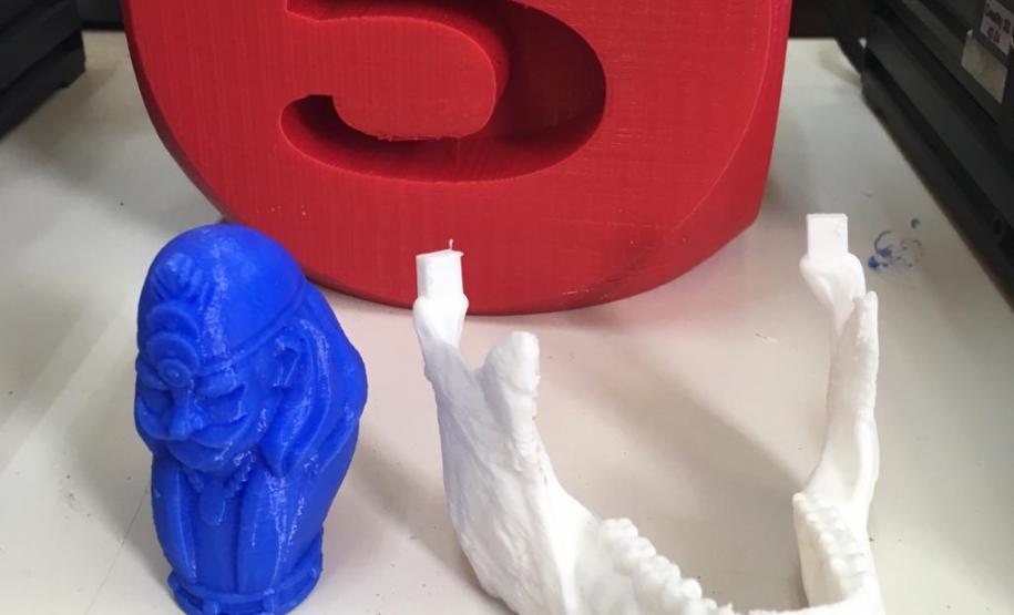 Robótica 8 Outra novidade encontrada nas aulas de robótica do CEP são as impressoras em 3D. São dois equipamentos disponibilizados aos alunos e alunas para o desenvolvimento de projetos para construir objetos tridimensionais.