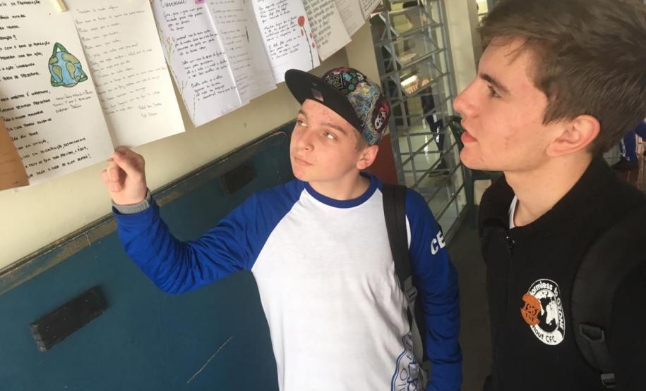 Os estudantes do Colégio Estadual do Paraná, no Colégio Estadual Amâncio Moro (CEP-Amâncio), concluíram mais uma etapa do projeto Sedução da Linguagem Poética, nesta sexta-feira (28). A produção de poemas dos alunos e alunas já pode ser conferida nos varais esticados nos corredores e nas áreas de convivência da instituição.