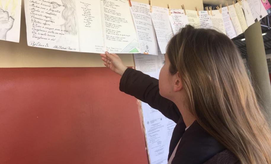 Os estudantes do Colégio Estadual do Paraná, no Colégio Estadual Amâncio Moro (CEP-Amâncio), concluíram mais uma etapa do projeto Sedução da Linguagem Poética, nesta sexta-feira (28). A produção de poemas dos alunos e alunas já pode ser conferida nos varais esticados nos corredores e nas áreas de convivência da instituição.