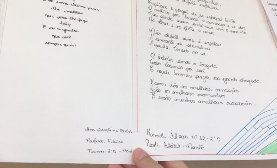 Os estudantes do Colégio Estadual do Paraná, no Colégio Estadual Amâncio Moro (CEP-Amâncio), concluíram mais uma etapa do projeto Sedução da Linguagem Poética, nesta sexta-feira (28). A produção de poemas dos alunos e alunas já pode ser conferida nos varais esticados nos corredores e nas áreas de convivência da instituição.