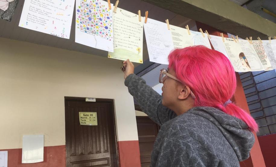 Os estudantes do Colégio Estadual do Paraná, no Colégio Estadual Amâncio Moro (CEP-Amâncio), concluíram mais uma etapa do projeto Sedução da Linguagem Poética, nesta sexta-feira (28). A produção de poemas dos alunos e alunas já pode ser conferida nos varais esticados nos corredores e nas áreas de convivência da instituição.