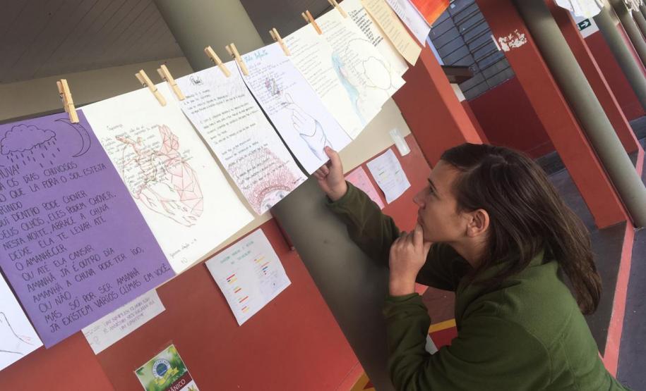 Os estudantes do Colégio Estadual do Paraná, no Colégio Estadual Amâncio Moro (CEP-Amâncio), concluíram mais uma etapa do projeto Sedução da Linguagem Poética, nesta sexta-feira (28). A produção de poemas dos alunos e alunas já pode ser conferida nos varais esticados nos corredores e nas áreas de convivência da instituição.