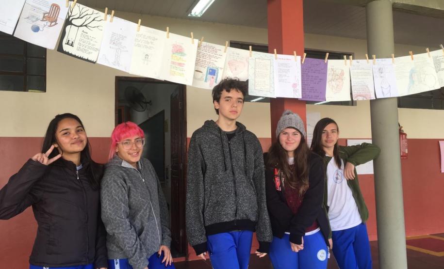 Os estudantes do Colégio Estadual do Paraná, no Colégio Estadual Amâncio Moro (CEP-Amâncio), concluíram mais uma etapa do projeto Sedução da Linguagem Poética, nesta sexta-feira (28). A produção de poemas dos alunos e alunas já pode ser conferida nos varais esticados nos corredores e nas áreas de convivência da instituição.