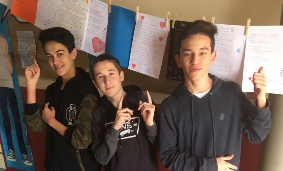 Os estudantes do Colégio Estadual do Paraná, no Colégio Estadual Amâncio Moro (CEP-Amâncio), concluíram mais uma etapa do projeto Sedução da Linguagem Poética, nesta sexta-feira (28). A produção de poemas dos alunos e alunas já pode ser conferida nos varais esticados nos corredores e nas áreas de convivência da instituição.