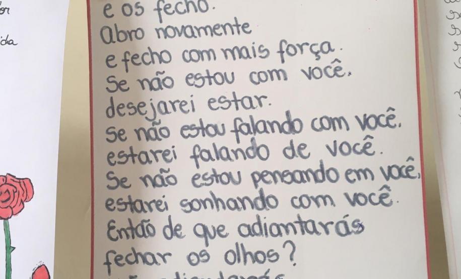 Os estudantes do Colégio Estadual do Paraná, no Colégio Estadual Amâncio Moro (CEP-Amâncio), concluíram mais uma etapa do projeto Sedução da Linguagem Poética, nesta sexta-feira (28). A produção de poemas dos alunos e alunas já pode ser conferida nos varais esticados nos corredores e nas áreas de convivência da instituição.