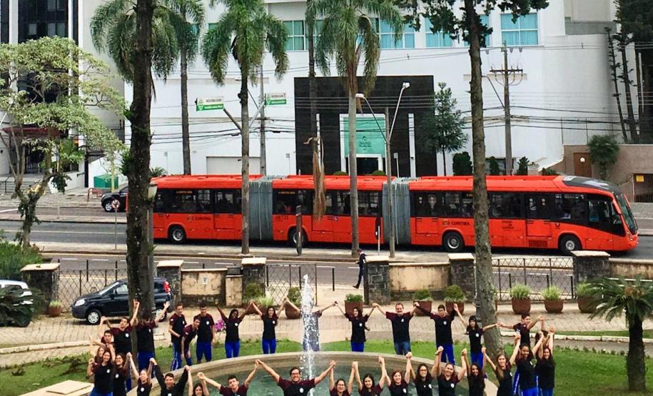 Os estudantes dos 3°s anos do Colégio Estadual do Paraná (CEP) estão em ritmo de estudos e participam das atividades preparatórias ao Enem e vestibulares programados para o próximo semestre de 2019. No prédio central, eles alternam os seus momentos de concentração em sala de aula, com atividades lúdicas nas áreas de convivência do Colégio.