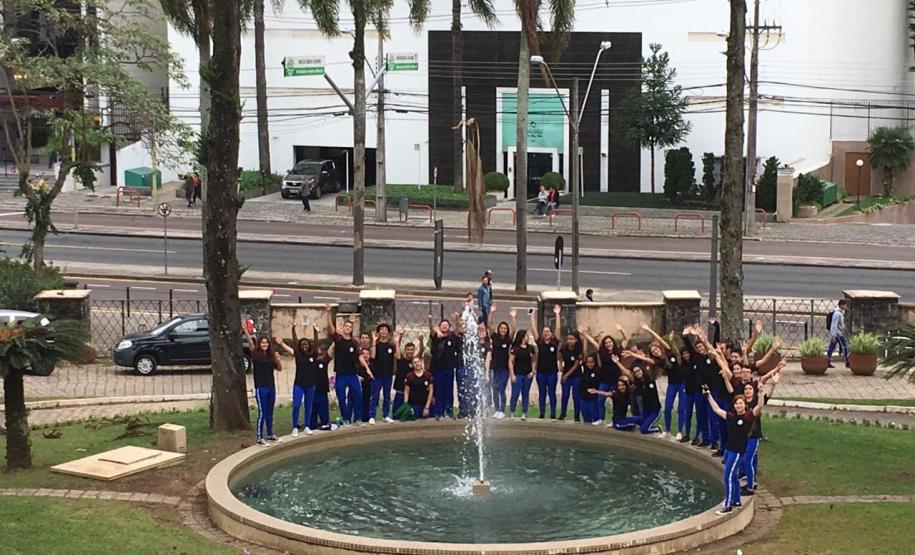 Os estudantes dos 3°s anos do Colégio Estadual do Paraná (CEP) estão em ritmo de estudos e participam das atividades preparatórias ao Enem e vestibulares programados para o próximo semestre de 2019. No prédio central, eles alternam os seus momentos de concentração em sala de aula, com atividades lúdicas nas áreas de convivência do Colégio.