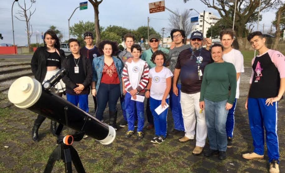 A equipe de estudantes e professores membros do Clube de Ciências Espaciais do Colégio Estadual do Paraná (CEP) foram, nesta terça-feira (2), ao bairro Alto da XV, em Curitiba, para acompanhar e registrar o Eclipse do Sol, um fenômeno raro que só poderá ser visto novamente da capital paranaense em 2045.