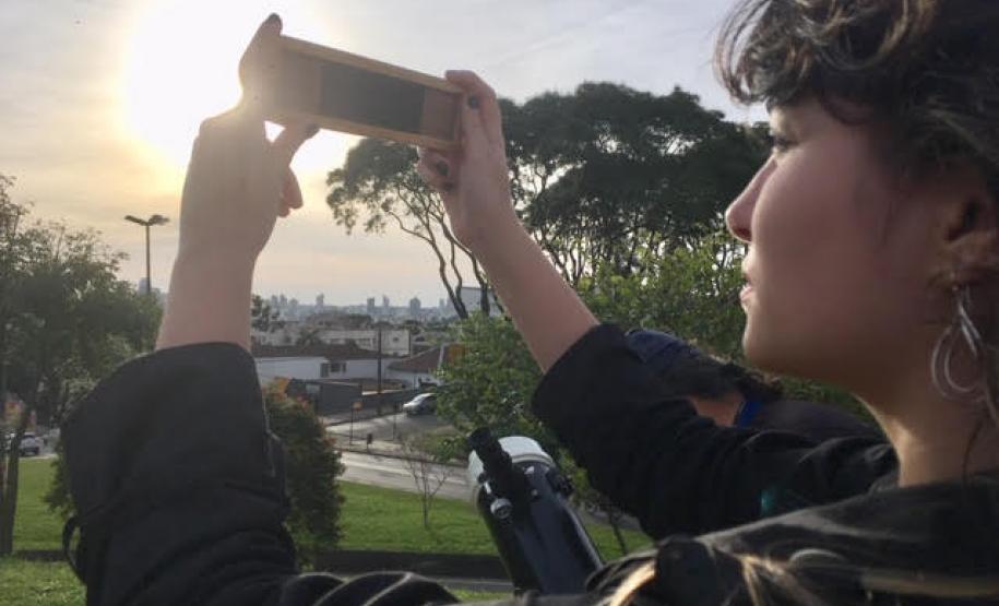 A equipe de estudantes e professores membros do Clube de Ciências Espaciais do Colégio Estadual do Paraná (CEP) foram, nesta terça-feira (2), ao bairro Alto da XV, em Curitiba, para acompanhar e registrar o Eclipse do Sol, um fenômeno raro que só poderá ser visto novamente da capital paranaense em 2045.