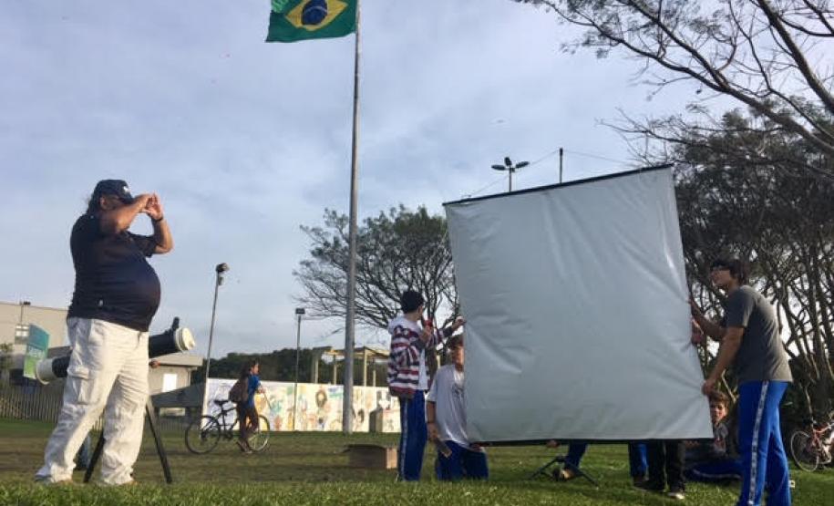 A equipe de estudantes e professores membros do Clube de Ciências Espaciais do Colégio Estadual do Paraná (CEP) foram, nesta terça-feira (2), ao bairro Alto da XV, em Curitiba, para acompanhar e registrar o Eclipse do Sol, um fenômeno raro que só poderá ser visto novamente da capital paranaense em 2045.