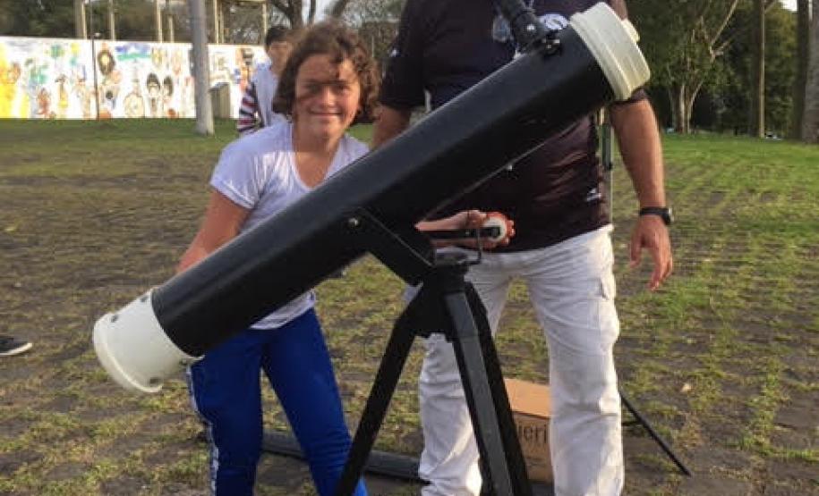 A equipe de estudantes e professores membros do Clube de Ciências Espaciais do Colégio Estadual do Paraná (CEP) foram, nesta terça-feira (2), ao bairro Alto da XV, em Curitiba, para acompanhar e registrar o Eclipse do Sol, um fenômeno raro que só poderá ser visto novamente da capital paranaense em 2045.