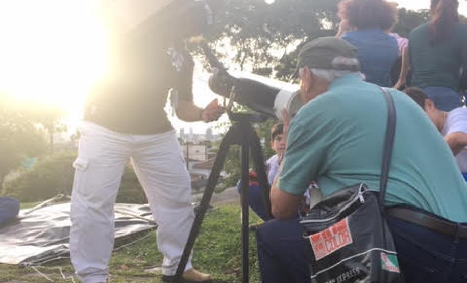 A equipe de estudantes e professores membros do Clube de Ciências Espaciais do Colégio Estadual do Paraná (CEP) foram, nesta terça-feira (2), ao bairro Alto da XV, em Curitiba, para acompanhar e registrar o Eclipse do Sol, um fenômeno raro que só poderá ser visto novamente da capital paranaense em 2045.