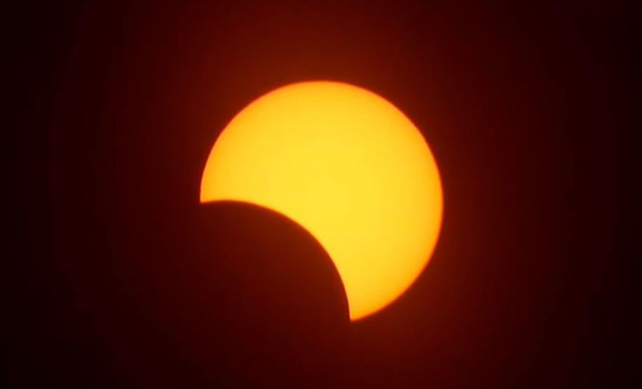 A equipe de estudantes e professores membros do Clube de Ciências Espaciais do Colégio Estadual do Paraná (CEP) foram, nesta terça-feira (2), ao bairro Alto da XV, em Curitiba, para acompanhar e registrar o Eclipse do Sol, um fenômeno raro que só poderá ser visto novamente da capital paranaense em 2045.
