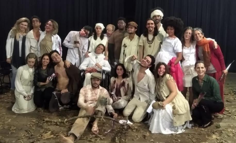 Os estudantes do 3° ano do Curso Técnico em Teatro do Colégio Estadual do Paraná (CEP) subiram no palco do Teatro Leon Jacques, nesta terça-feira (2), para mostrar o espetáculo “Os Cegos”, com direção de Tina de Souza. A montagem consiste em prova pública para os atores e atrizes que participam desta última etapa necessária para a formação integral e conclusão do curso técnico profissional.