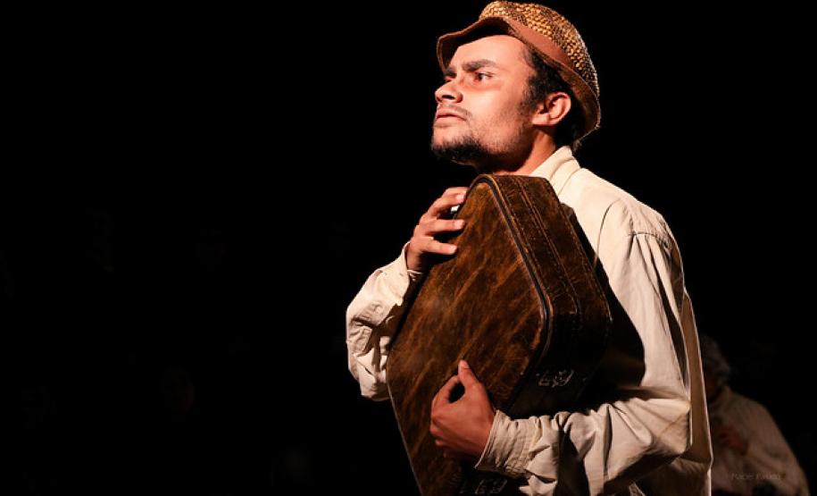 Os estudantes do 3° ano do Curso Técnico em Teatro do Colégio Estadual do Paraná (CEP), na modalidade subsequente, entraram no palco do Teatro Leon Jacques