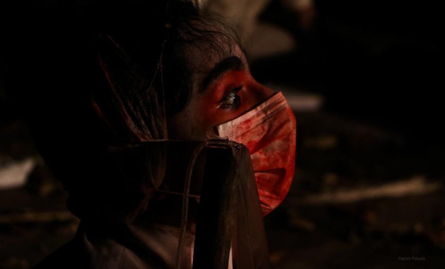 Os estudantes do 3° ano do Curso Técnico em Teatro do Colégio Estadual do Paraná (CEP), na modalidade subsequente, entraram no palco do Teatro Leon Jacques