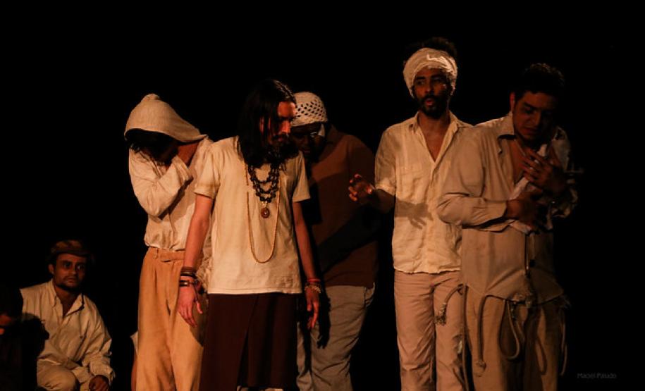 Os estudantes do 3° ano do Curso Técnico em Teatro do Colégio Estadual do Paraná (CEP), na modalidade subsequente, entraram no palco do Teatro Leon Jacques