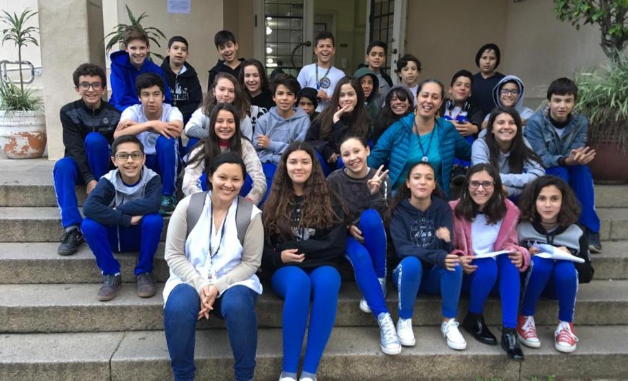 Antes de elaborar o texto no gênero notícia, os estudantes realizaram a leitura do conto “Um caso de burro”, de Machado de Assis. A tarefa foi escrever um texto para relatar a morte do burro, a partir da interpretação do texto literário.