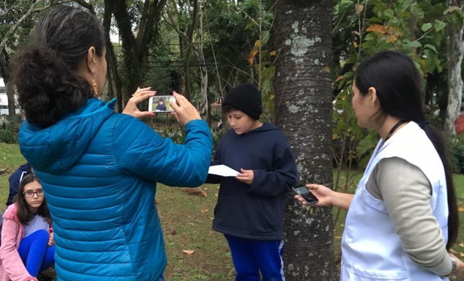 Antes de elaborar o texto no gênero notícia, os estudantes realizaram a leitura do conto “Um caso de burro”, de Machado de Assis. A tarefa foi escrever um texto para relatar a morte do burro, a partir da interpretação do texto literário.