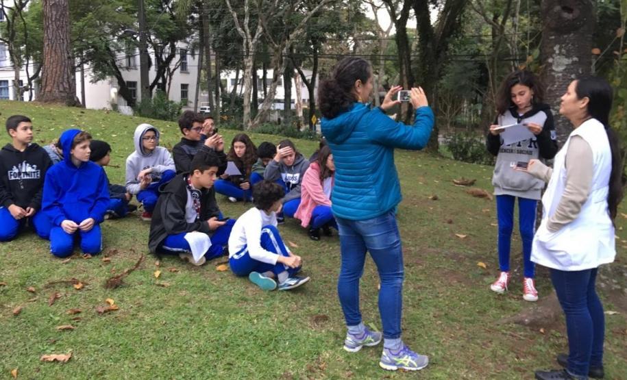 Antes de elaborar o texto no gênero notícia, os estudantes realizaram a leitura do conto “Um caso de burro”, de Machado de Assis. A tarefa foi escrever um texto para relatar a morte do burro, a partir da interpretação do texto literário.
