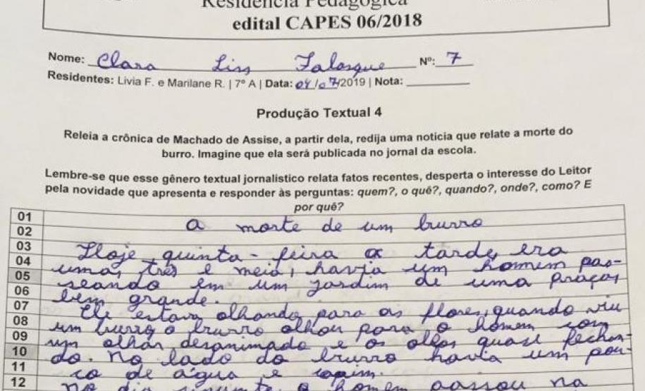 Antes de elaborar o texto no gênero notícia, os estudantes realizaram a leitura do conto “Um caso de burro”, de Machado de Assis. A tarefa foi escrever um texto para relatar a morte do burro, a partir da interpretação do texto literário.