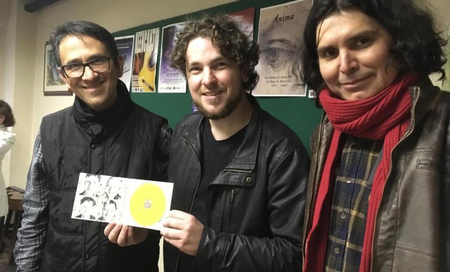 O instrumentista Gustavo Bali, do Grupo Código Ternário, visitou a Escolinha de Arte do Colégio Estadual do Paraná nesta segunda-feira (8). Lá, ele que é ex-aluno formado na turma de 2005, reencontrou alguns dos seus professores que participaram do início de sua trajetória no mundo da música.