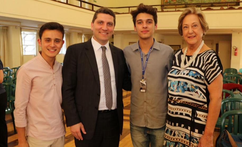 No dia 05 de dezembro de 2018 ocorreu, no Salão Nobre do Colégio Estadual do Paraná, a posse da nova diretoria do GECEP – Grêmio Estudantil do Colégio Estadual do Paraná, escolhida pelo voto dos estudantes para a representatividade dos mesmos durante o Ano Letivo de 2019.