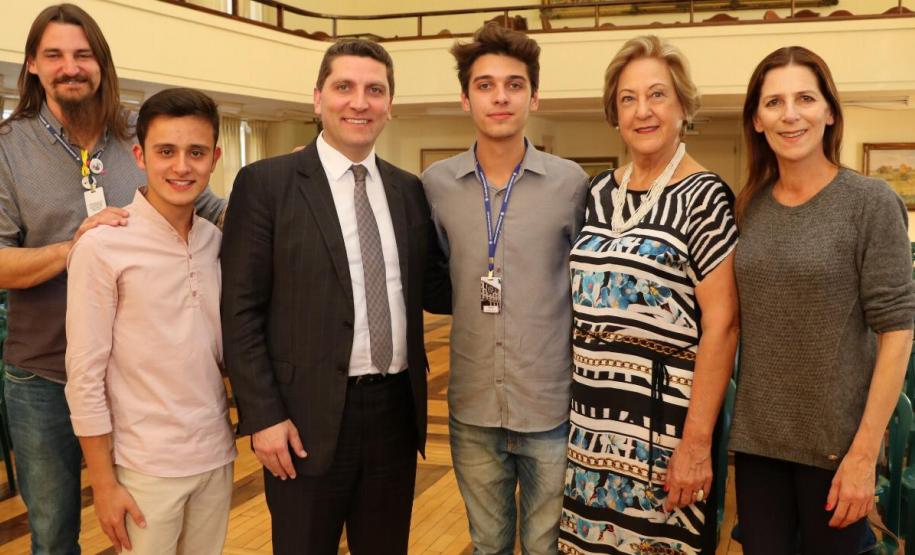 No dia 05 de dezembro de 2018 ocorreu, no Salão Nobre do Colégio Estadual do Paraná, a posse da nova diretoria do GECEP – Grêmio Estudantil do Colégio Estadual do Paraná, escolhida pelo voto dos estudantes para a representatividade dos mesmos durante o Ano Letivo de 2019.