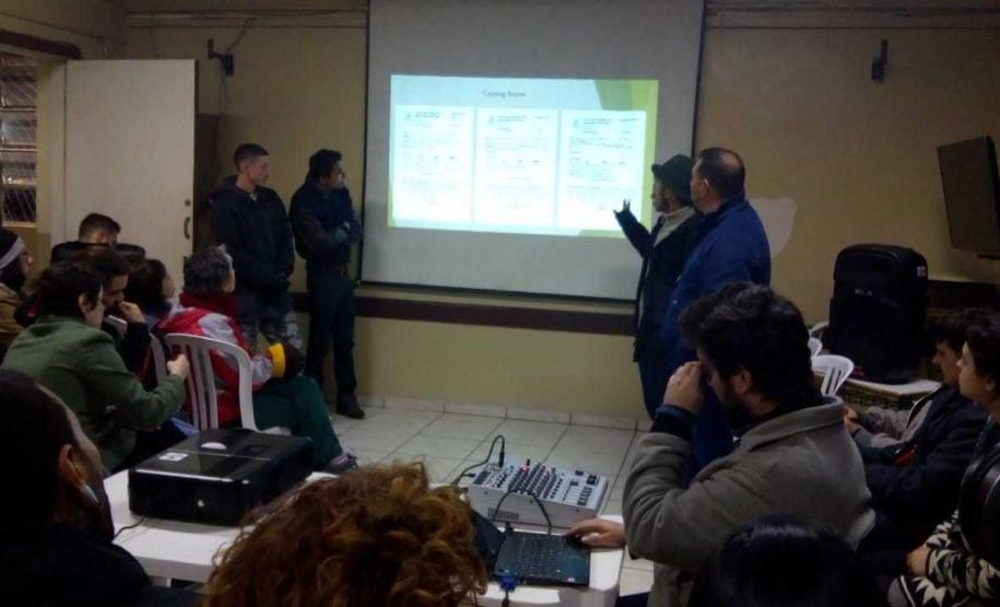 As equipes mostraram, nesta segunda-feira (8), as produções para uma banca de professores durante reunião aberta ao público no Colégio Estadual Tiradentes (CEP-Tiradentes).