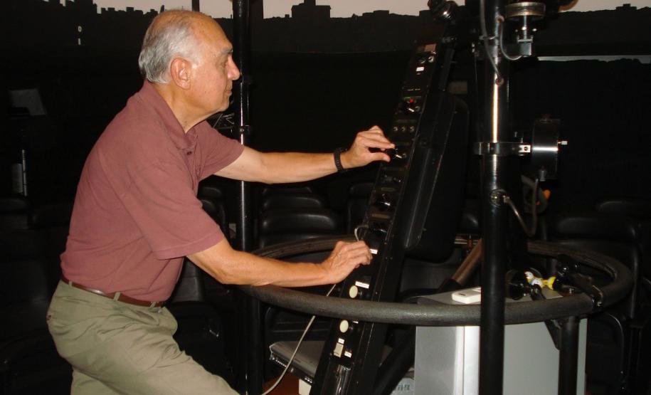 O professor José Manoel Luís da Silva, que também é astrônomo, participa nesta semana de eventos comemorativos aos 50 anos da chegada do homem à lua. Ele, que é um dos fundadores e atual diretor do Observatório e Planetário do Colégio Estadual do Paraná (OACEP), é um dos 22 cientistas brasileiros que participou do Projeto Apollo 11 – da Agência Espacial Americana (NASA)