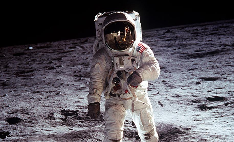 O professor José Manoel Luís da Silva, que também é astrônomo, participa nesta semana de eventos comemorativos aos 50 anos da chegada do homem à lua. Ele, que é um dos fundadores e atual diretor do Observatório e Planetário do Colégio Estadual do Paraná (OACEP), é um dos 22 cientistas brasileiros que participou do Projeto Apollo 11 – da Agência Espacial Americana (NASA)