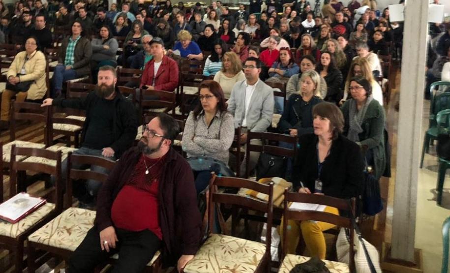 Professores e agentes educacionais do Colégio Estadual do Paraná (CEP) se reuniram no Clube dos Subtenentes e Sargentos do Exército de Curitiba, nesta quinta-feira (25), para o desenvolvimento das atividades de Formação Pedagógica, conforme previsto no Calendário Escolar e orientações da Secretaria de Estado da Educação (SEED).